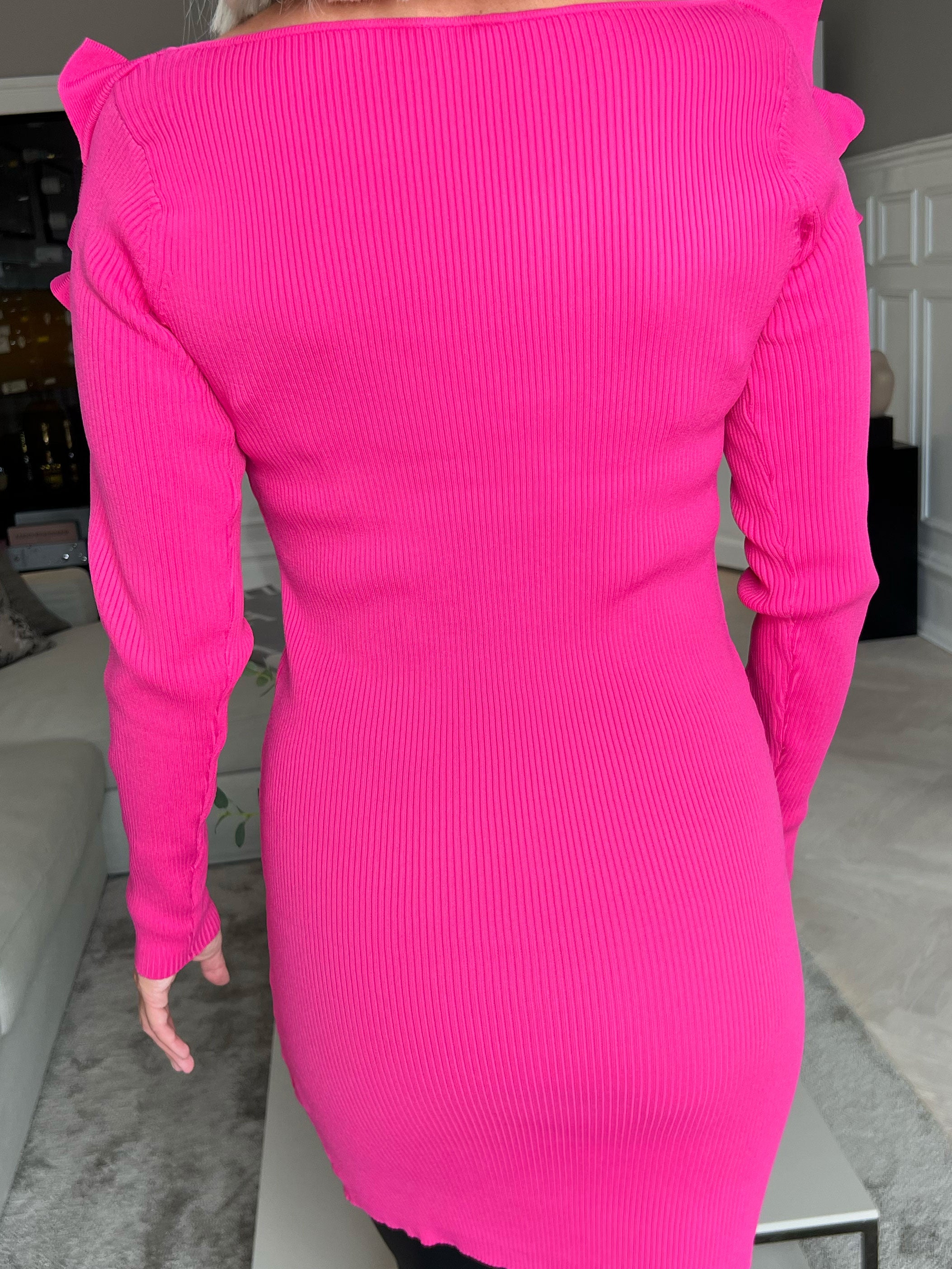 Julie - Söt åtsittande klänning med volanger i skärningen